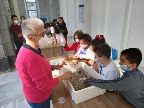 Laboratorio sulle microplastiche: bambini che selezionano le microplastiche nella sabbia