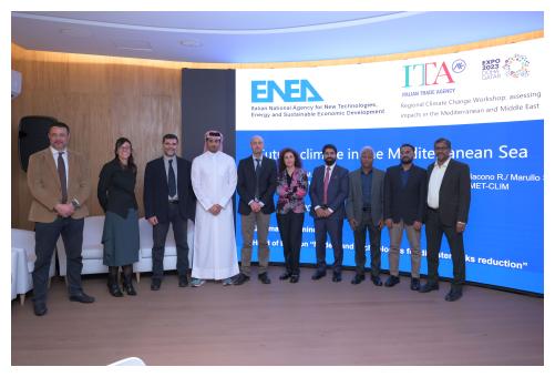 Foto di gruppo a Doha con i ricercatori ENEA