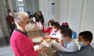 Laboratorio sulle microplastiche: bambini che selezionano le microplastiche nella sabbia Laboratorio sulle microplastiche: bambini che selezionano le microplastiche nella sabbia
